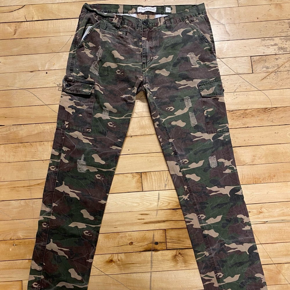 Evolution camouflage cargos size 36
